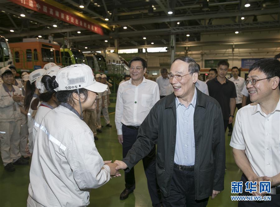 9月3日至5日，中共中央政治局常委、中央紀(jì)委書記、中央巡視工作領(lǐng)導(dǎo)小組組長王岐山在湖南省調(diào)研并主持召開巡察工作座談會。這是9月4日，王岐山到中國中車株洲電力機(jī)車有限公司考察。新華社記者 王曄 攝
