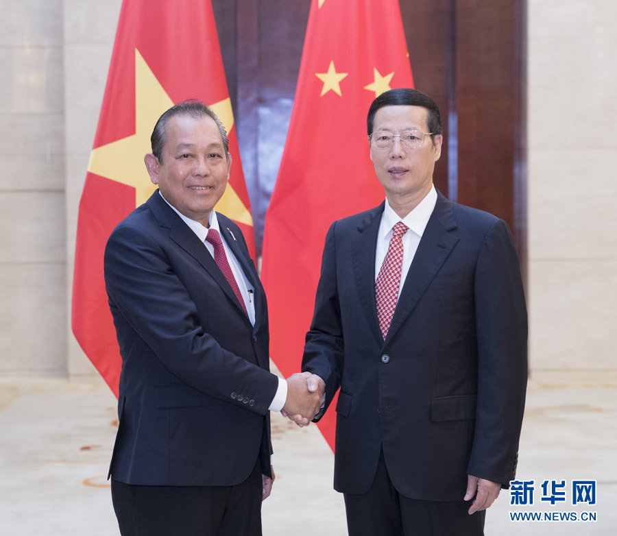  9月11日，中共中央政治局常委、國務(wù)院副總理張高麗在廣西南寧會(huì)見前來出席第十四屆中國－東盟博覽會(huì)和中國－東盟商務(wù)與投資峰會(huì)的越南常務(wù)副總理張和平。新華社記者王曄攝
