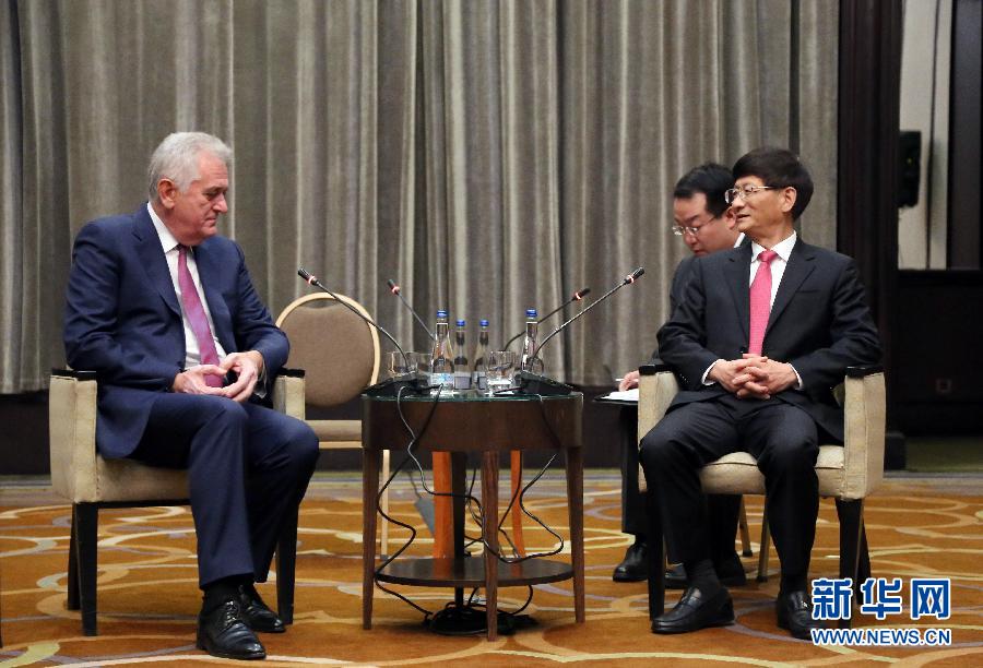 9月11日，在塞爾維亞首都貝爾格萊德，習近平主席特使、中共中央政治局委員、中央政法委書記孟建柱（右）會見塞爾維亞前總統(tǒng)尼科利奇（左）。新華社記者王慧娟攝