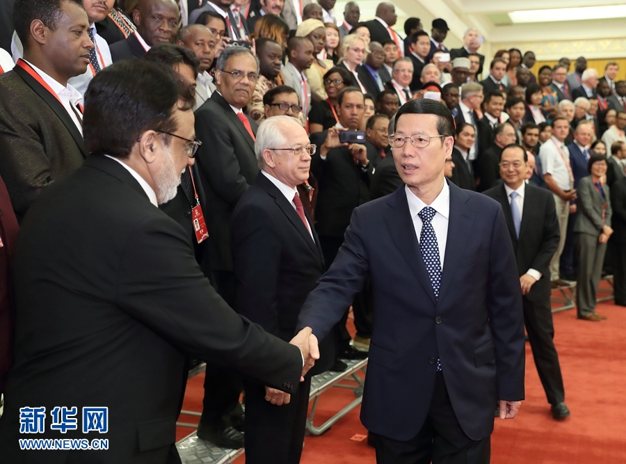 9月21日，中共中央政治局常委、國務院副總理張高麗在北京人民大會堂會見來華參加2017“一帶一路”媒體合作論壇的外方代表并回答大家關(guān)心的問題。新華社記者王曄攝 