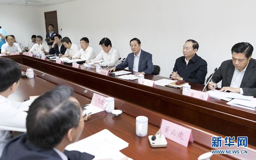 9月22日，中共中央政治局委員、中央書記處書記、中宣部部長劉奇葆在北京調(diào)研京劇像音像工程情況。這是劉奇葆與有關(guān)方面負(fù)責(zé)同志座談交流。新華社記者 丁海濤 攝