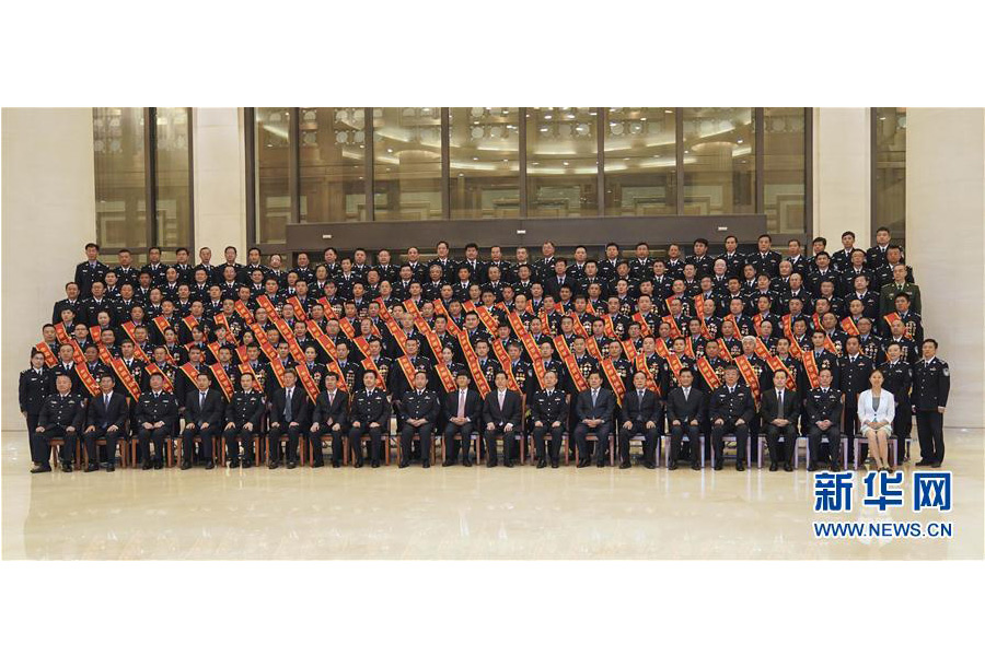 9月22日，“熱血鑄劍·丹心衛(wèi)民”全國公安百佳刑警推選活動(dòng)揭曉儀式在北京舉行。中共中央政治局委員、中央政法委書記孟建柱會(huì)見當(dāng)選民警并觀看揭曉儀式。國務(wù)委員、公安部部長郭聲琨參加會(huì)見并觀看揭曉儀式。新華社記者 殷剛 攝