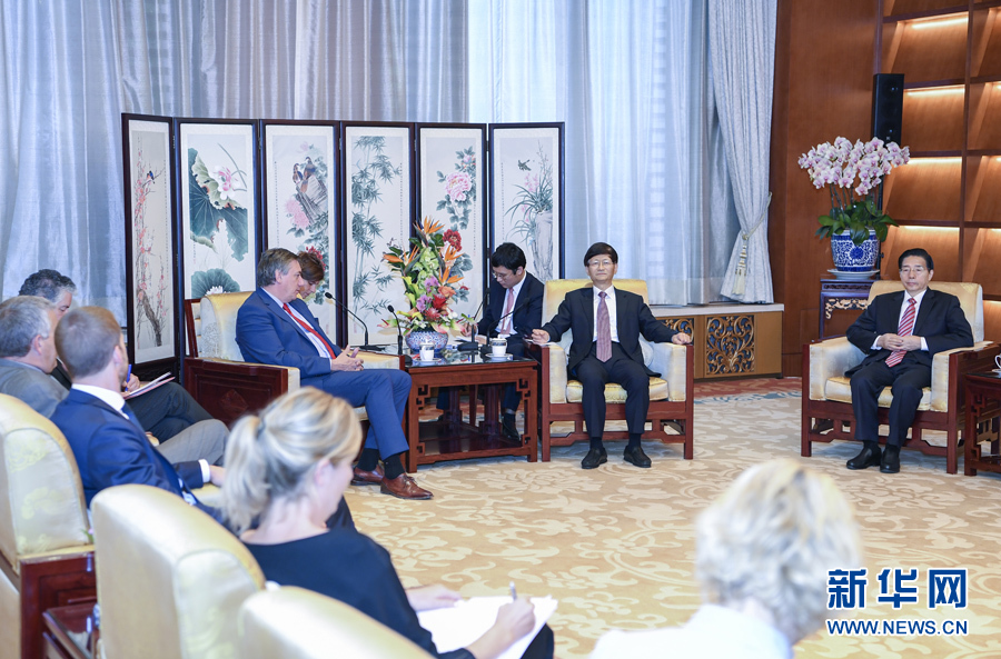 9月26日，中共中央政治局委員、中央政法委書記孟建柱在北京會見來華出席國際刑警組織第86屆全體大會的比利時副首相兼內(nèi)政大臣讓邦。國務(wù)委員、公安部部長郭聲琨參加有關(guān)會見。新華社記者 張領(lǐng) 攝