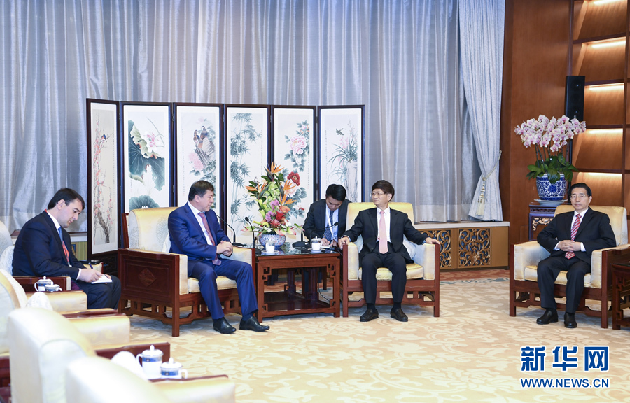9月26日，中共中央政治局委員、中央政法委書記孟建柱在北京會見來華出席國際刑警組織第86屆全體大會的塔吉克斯坦內(nèi)務(wù)部長拉希姆佐達(dá)。國務(wù)委員、公安部部長郭聲琨參加有關(guān)會見。新華社記者 張領(lǐng) 攝