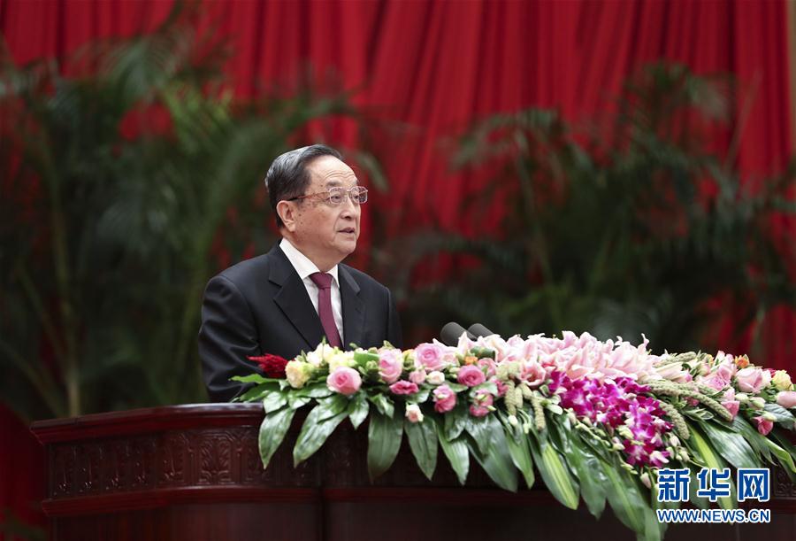9月28日，全國政協(xié)辦公廳、中共中央統(tǒng)戰(zhàn)部、國務(wù)院僑辦、國務(wù)院港澳辦、國務(wù)院臺(tái)辦在北京人民大會(huì)堂聯(lián)合舉行國慶招待會(huì)。中共中央政治局常委、全國政協(xié)主席俞正聲與2800多名港澳臺(tái)僑各界代表歡聚一堂，慶祝中華人民共和國成立68周年。這是俞正聲在招待會(huì)上致辭。新華社記者 龐興雷 攝
