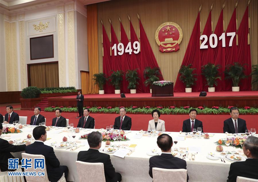 9月28日，全國政協(xié)辦公廳、中共中央統(tǒng)戰(zhàn)部、國務(wù)院僑辦、國務(wù)院港澳辦、國務(wù)院臺(tái)辦在北京人民大會(huì)堂聯(lián)合舉行國慶招待會(huì)。中共中央政治局常委、全國政協(xié)主席俞正聲與2800多名港澳臺(tái)僑各界代表歡聚一堂，慶祝中華人民共和國成立68周年。這是俞正聲在招待會(huì)上致辭。新華社記者 龐興雷 攝