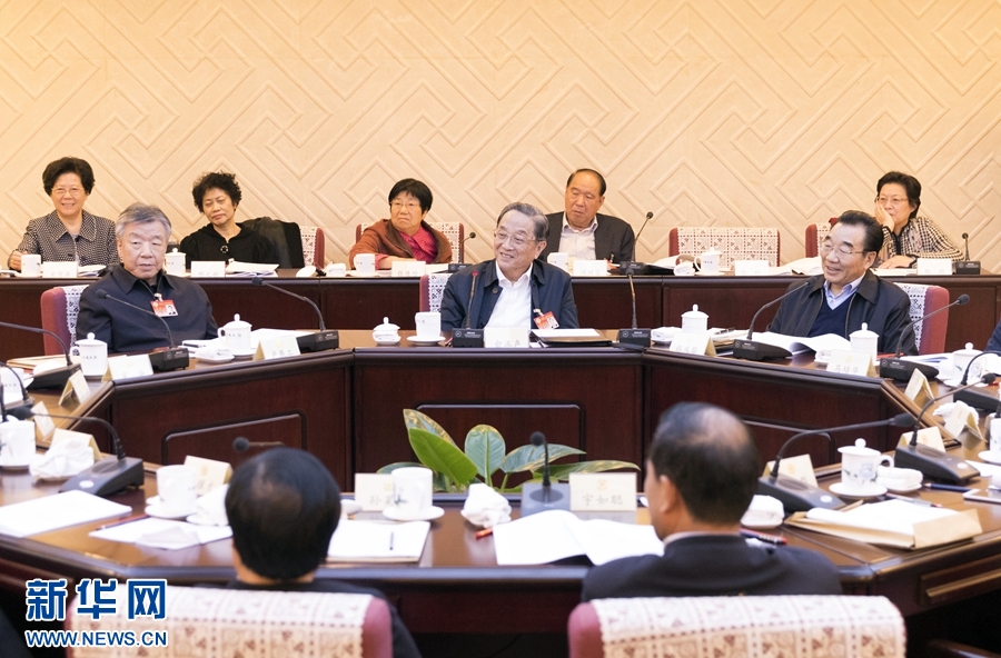10月30日，政協(xié)第十二屆全國(guó)委員會(huì)常務(wù)委員會(huì)第二十三次會(huì)議舉行分組討論，與會(huì)人員圍繞深入學(xué)習(xí)貫徹中共十九大精神認(rèn)真討論，積極建言獻(xiàn)策。全國(guó)政協(xié)主席俞正聲參加討論。新華社記者 丁海濤 攝