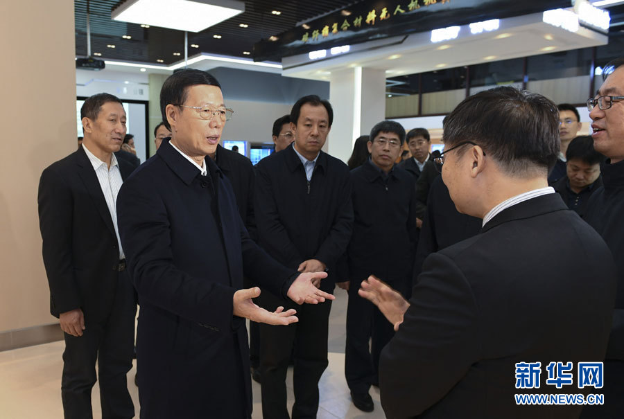 11月14日至15日，國(guó)務(wù)院副總理張高麗在黑龍江調(diào)研。這是11月14日，張高麗到黑龍江工業(yè)技術(shù)研究院成果展示中心，了解產(chǎn)學(xué)研結(jié)合推動(dòng)創(chuàng)新發(fā)展情況。 新華社記者 高潔 攝