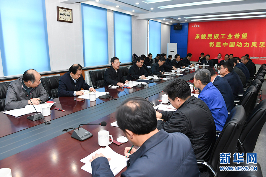 11月14日至15日，國(guó)務(wù)院副總理張高麗在黑龍江調(diào)研。這是11月15日，張高麗主持召開(kāi)部分企業(yè)負(fù)責(zé)人座談會(huì)，認(rèn)真學(xué)習(xí)黨的十九大精神，聽(tīng)取對(duì)經(jīng)濟(jì)工作的意見(jiàn)建議。 新華社記者 高潔 攝