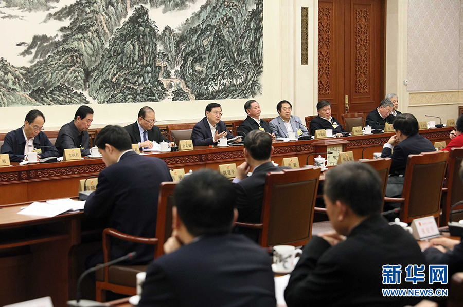 12月23日，十二屆全國人大常委會第三十一次會議舉行分組會議，審議監(jiān)察法草案二次審議稿等。張德江委員長參加審議。 新華社記者劉衛(wèi)兵攝