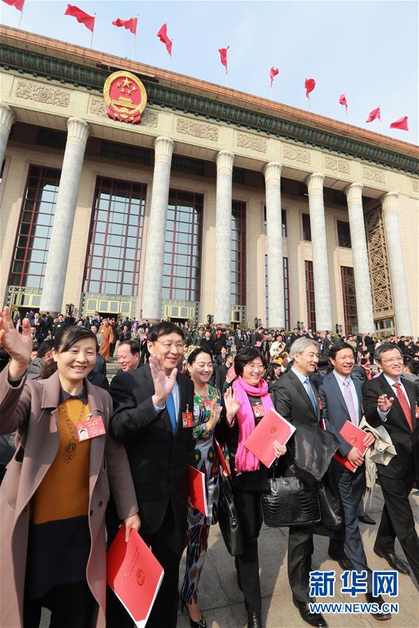 （兩會(huì)·人大閉幕）（16）十二屆全國人大五次會(huì)議在北京閉幕