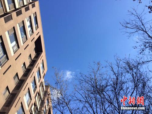 2017年12月7日，北京空氣質(zhì)量較好，圖為北京豐臺區(qū)某小區(qū)拍到的藍(lán)天。<a target='_blank'  >中新網(wǎng)</a> 邱宇 攝