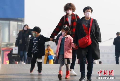 2016年12月19日，北京被霧霾籠罩，民眾戴防霧霾口罩出行。 <a target='_blank' >中新社</a>記者 杜洋 攝