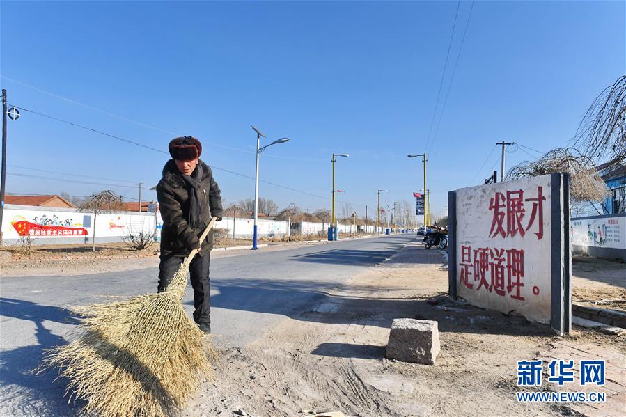 （新華全媒頭條·新時代新氣象新作為·圖文互動）（1）抬腳踏上水泥路，出門坐上公交車——我國竭力破除農(nóng)村交通“最后一公里”瓶頸
