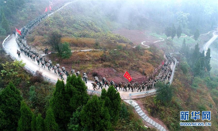 （新華全媒頭條·圖文互動）（13）備戰(zhàn)踏上新起點，練兵展現(xiàn)新氣象——2018中國軍隊新年開訓(xùn)全景大掃描