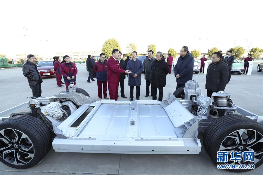 1月9日至10日，國務(wù)院副總理張高麗在安徽調(diào)研推動(dòng)長江經(jīng)濟(jì)帶發(fā)展工作。這是1月9日，張高麗在江淮汽車股份有限公司了解企業(yè)生產(chǎn)經(jīng)營和參與國際產(chǎn)能合作情況。新華社記者 龐興雷 攝