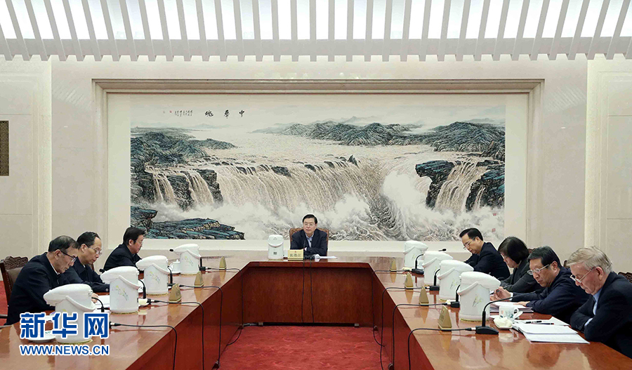 1月16日，中共十二屆全國人大常委會(huì)黨組在北京召開會(huì)議，認(rèn)真學(xué)習(xí)領(lǐng)會(huì)習(xí)近平總書記在十九屆中央紀(jì)委二次全會(huì)上的重要講話和全會(huì)精神，研究部署貫徹落實(shí)工作。全國人大常委會(huì)委員長、常委會(huì)黨組書記張德江主持會(huì)議并講話。新華社記者 劉衛(wèi)兵 攝