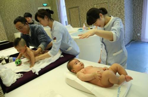 資料圖片：1月30日，母嬰家庭保健師在上海一家月子會(huì)所內(nèi)護(hù)理嬰兒。新華社記者 裴鑫 攝