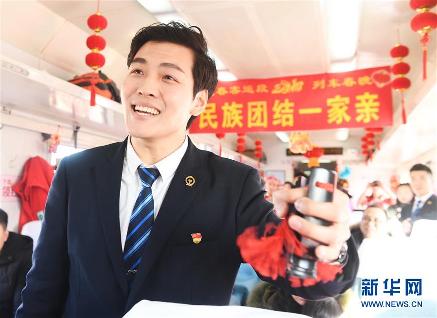 （新春走基層）（5）“列車春晚”歡樂(lè)回家路
