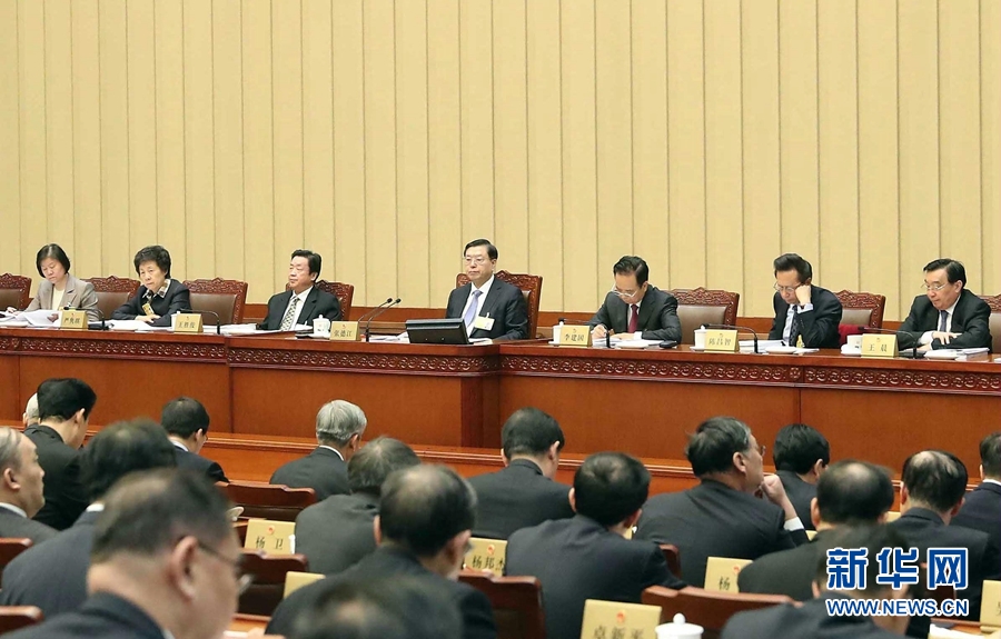2月23日，十二屆全國(guó)人大常委會(huì)第三十三次會(huì)議在北京人民大會(huì)堂開(kāi)幕。張德江委員長(zhǎng)主持會(huì)議。 新華社記者　劉衛(wèi)兵　攝