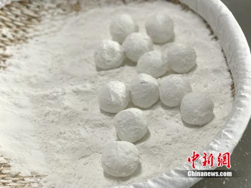 制作元宵時，首先要將餡料做好，沾上水，再投進盛滿糯米粉的笸籮內(nèi)搖。<a target='_blank'  ><p  align=