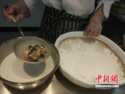 制作元宵時，首先要將餡料做好，沾上水，再投進盛滿糯米粉的笸籮內(nèi)搖。<a target='_blank'  ><p  align=