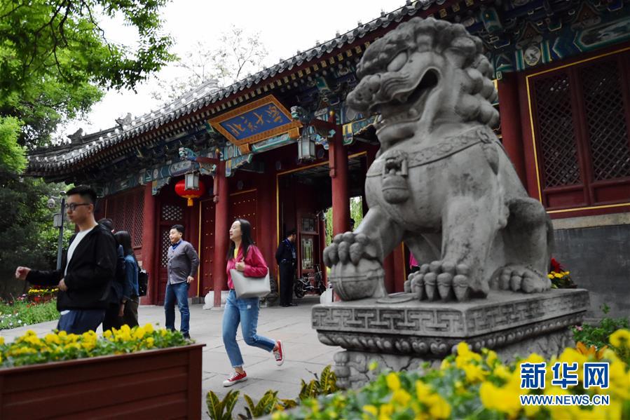 （新華全媒頭條·圖文互動(dòng)）（1）扎根人民、奉獻(xiàn)國家——習(xí)近平總書記的考察在北大師生中引起熱烈反響 