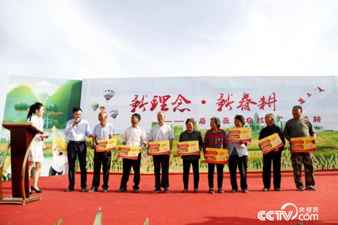 愛心企業(yè)與貧困農(nóng)戶結(jié)對(duì)子、送肥料