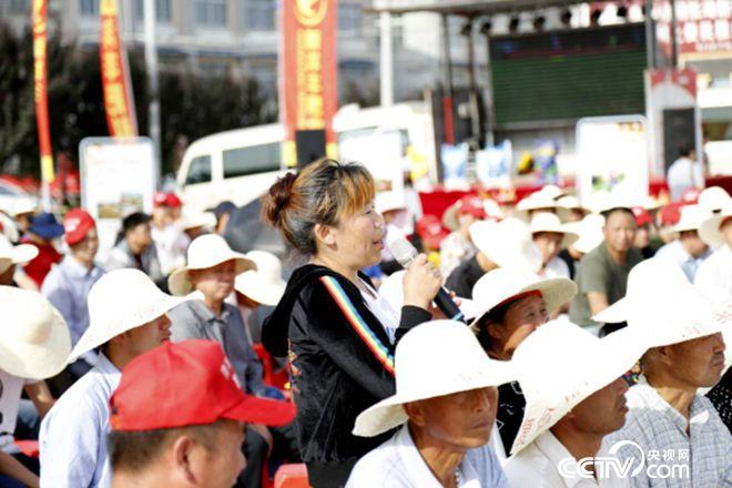 活動(dòng)現(xiàn)場(chǎng)，農(nóng)民搶答問題