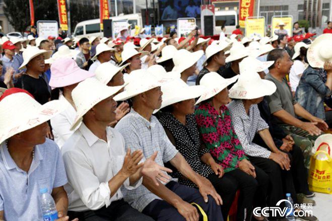 活動(dòng)現(xiàn)場(chǎng)，農(nóng)戶們聽講很認(rèn)真