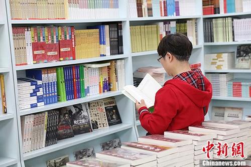 5月9日，一女子在哈爾濱市某書店選購圖書。從5月1日至5月4日，全國32家紙廠宣布漲價(jià)，各紙種漲價(jià)幅度為每噸100元至300元不等。對此，出版行業(yè)業(yè)內(nèi)人士表示“因?yàn)榧垙垉r(jià)格上漲，直接造成了出版成本的明顯增加，出版行業(yè)只能被迫對圖書定價(jià)進(jìn)行調(diào)整。”
<a target='_blank' >中新社</a>記者 于琨 攝