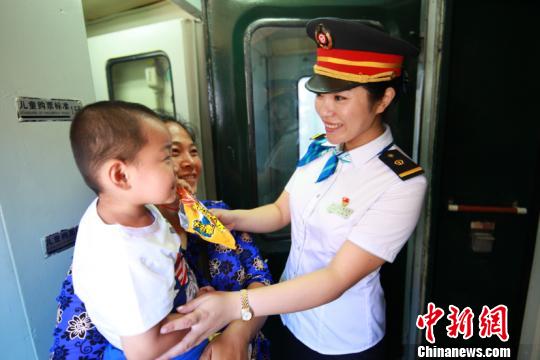 圖為列車員為旅客提供服務(wù)。(中國鐵路哈爾濱局集團(tuán)有限公司提供)