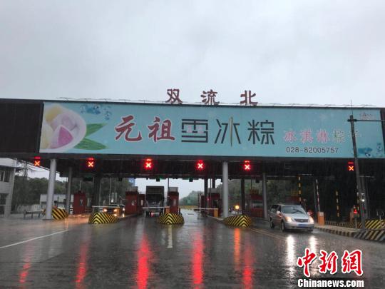 網(wǎng)傳車輛被淹的收費(fèi)站現(xiàn)狀?！＄娦?攝