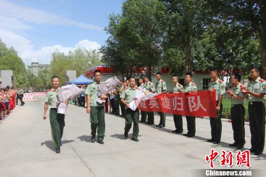 部隊(duì)官兵們迎接出院歸來(lái)的李運(yùn)飛(中)和其他消防戰(zhàn)士?！⊥粲?攝