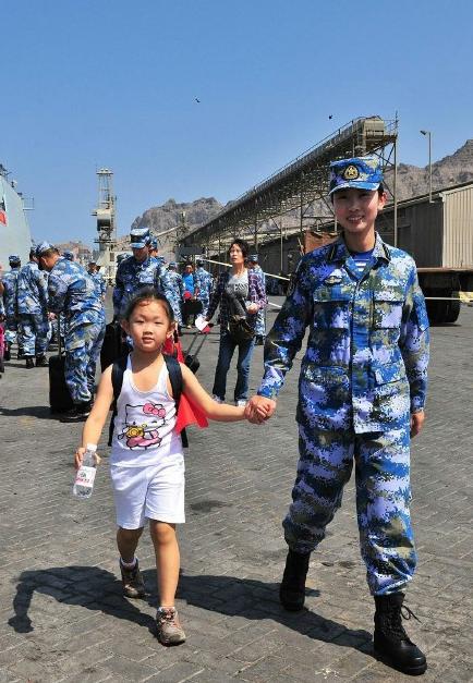 2015年3月，也門，海軍女戰(zhàn)士牽著一名小女孩的手準(zhǔn)備登上軍艦。