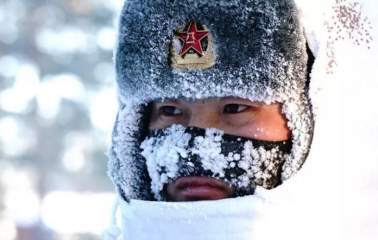 2018年2月5日，駐守在漠河縣北極村的北部戰(zhàn)區(qū)陸軍某部官兵在執(zhí)勤（來(lái)源：新華社）