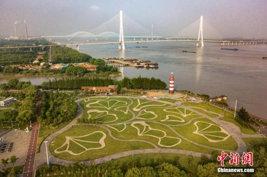 8月9日，航拍南京魚嘴濕地公園，旁邊就是南京第三長江大橋。 <a target='_blank' >中新社</a>記者 泱波 攝