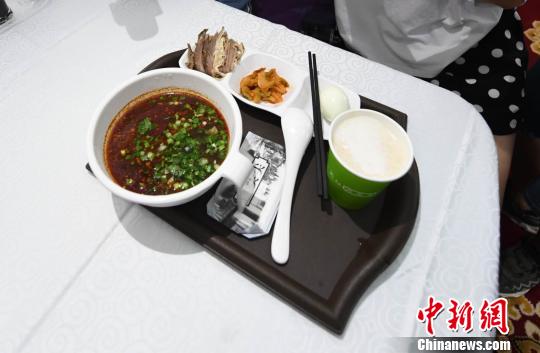 圖為“環(huán)西部火車游Y667/8次”列車上推出蘭州牛肉面套餐，套餐38元，有一碗牛肉面、一碟牛肉、一個雞蛋、一份小菜、一份甜胚子。　楊艷敏 攝