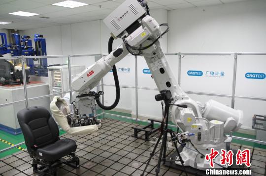 機(jī)器人測(cè)試桌椅?！”R育辛 攝