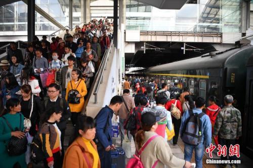 資料圖：2018年3月12日，旅客在昆明火車站進站乘車。<a target='_blank' ><p  align=