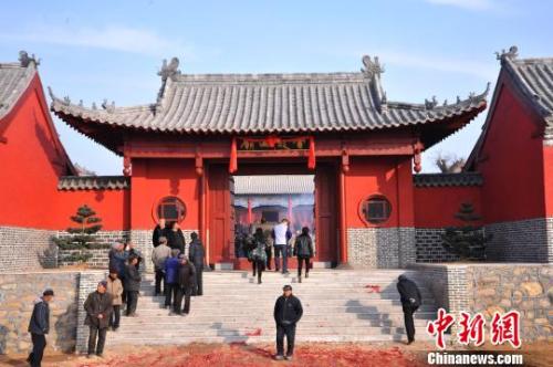 資料圖：元旦小長假期間，威海南海新區(qū)云龍山上舉辦新年廟會。　劉昌勇 攝