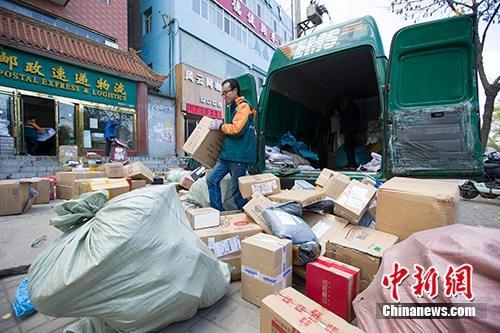資料圖：物流人員在分揀快遞。<a target='_blank' ><p  align=