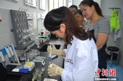資料圖：工作人員根據(jù)消費(fèi)者要求現(xiàn)場(chǎng)檢驗(yàn)，共筑食品安全。<a target='_blank' ><p  align=