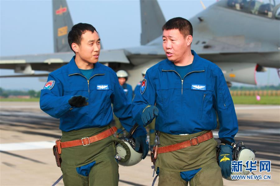 （新華全媒頭條·圖文互動(dòng)）（3）戰(zhàn)鷹，為祖國(guó)奮飛——記空軍航空兵某旅旅長(zhǎng)、特級(jí)飛行員郝井文