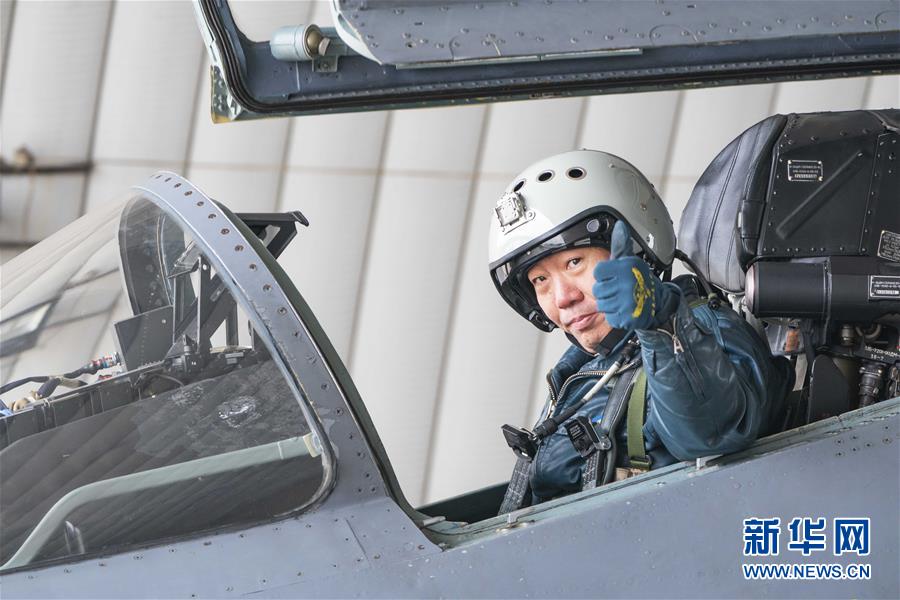 （新華全媒頭條·圖文互動(dòng)）（4）戰(zhàn)鷹，為祖國(guó)奮飛——記空軍航空兵某旅旅長(zhǎng)、特級(jí)飛行員郝井文