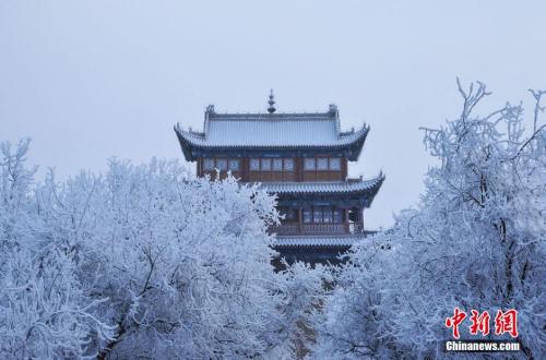資料圖：小寒時(shí)節(jié)，甘肅嘉峪關(guān)市迎來了一場(chǎng)大雪。師永紅 攝