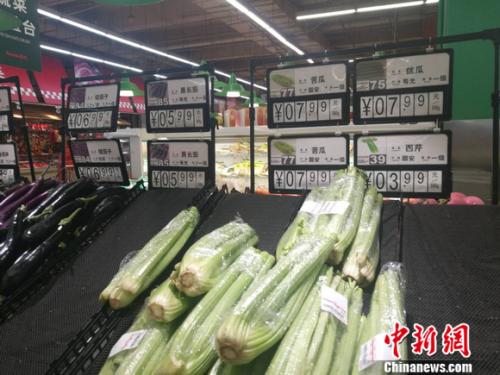 圖為超市里的蔬菜攤。正值晚間，一些菜已被人們買空。 謝藝觀 攝