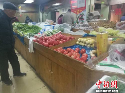 圖為北京一家社區(qū)超市里的菜攤。謝藝觀 攝