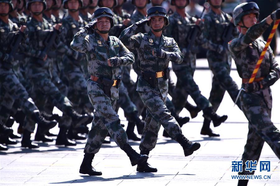 （新華全媒頭條·強軍思想引領(lǐng)新征程·圖文互動）（4）那一刻，我們光榮接受檢閱