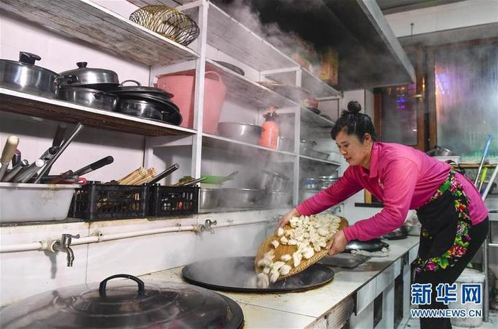 （在習(xí)近平新時代中國特色社會主義思想指引下——新時代新作為新篇章·圖文互動）（6）三年，從無名小屯到聲名遠(yuǎn)播——這個“雪鄉(xiāng)”是如何做到的？